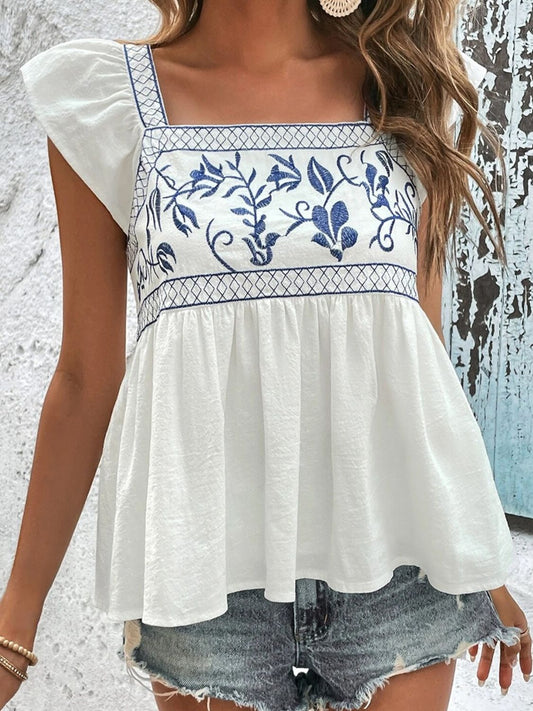 Blusa con manga japonesa y cuello cuadrado con volantes y bordado atado