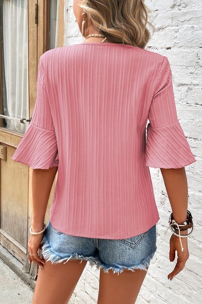 Blusa texturizada con cuello en V y mangas con volantes