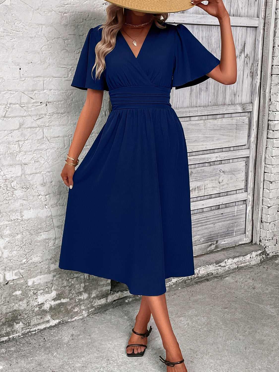 Vestido midi con sobrepelliz y mangas acampanadas
