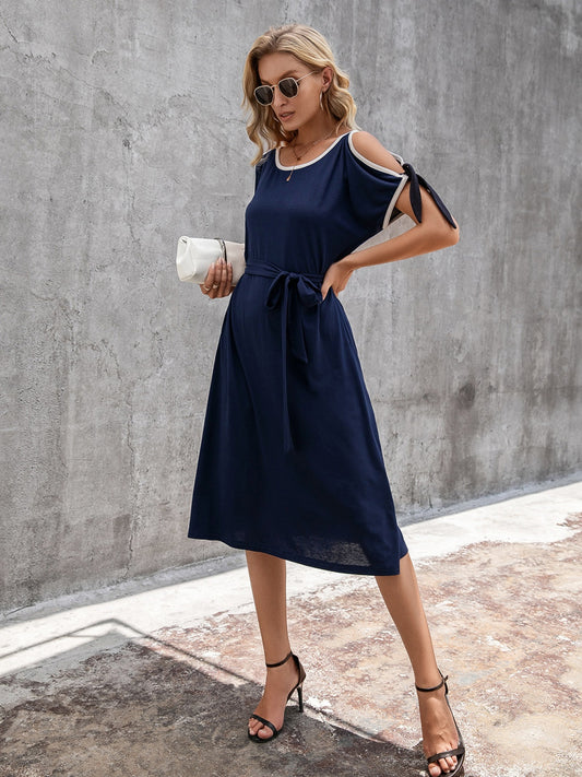 Vestido con hombros descubiertos y cuello redondo