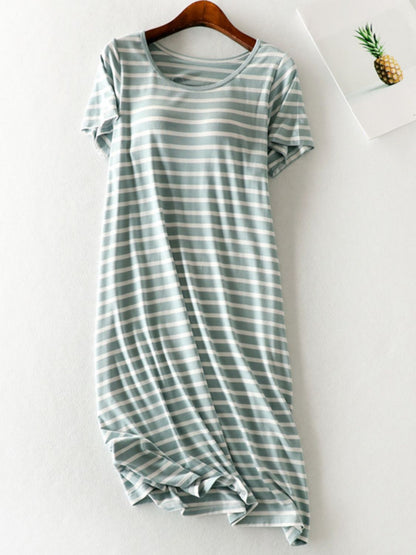 Vestido de manga corta con cuello redondo a rayas
