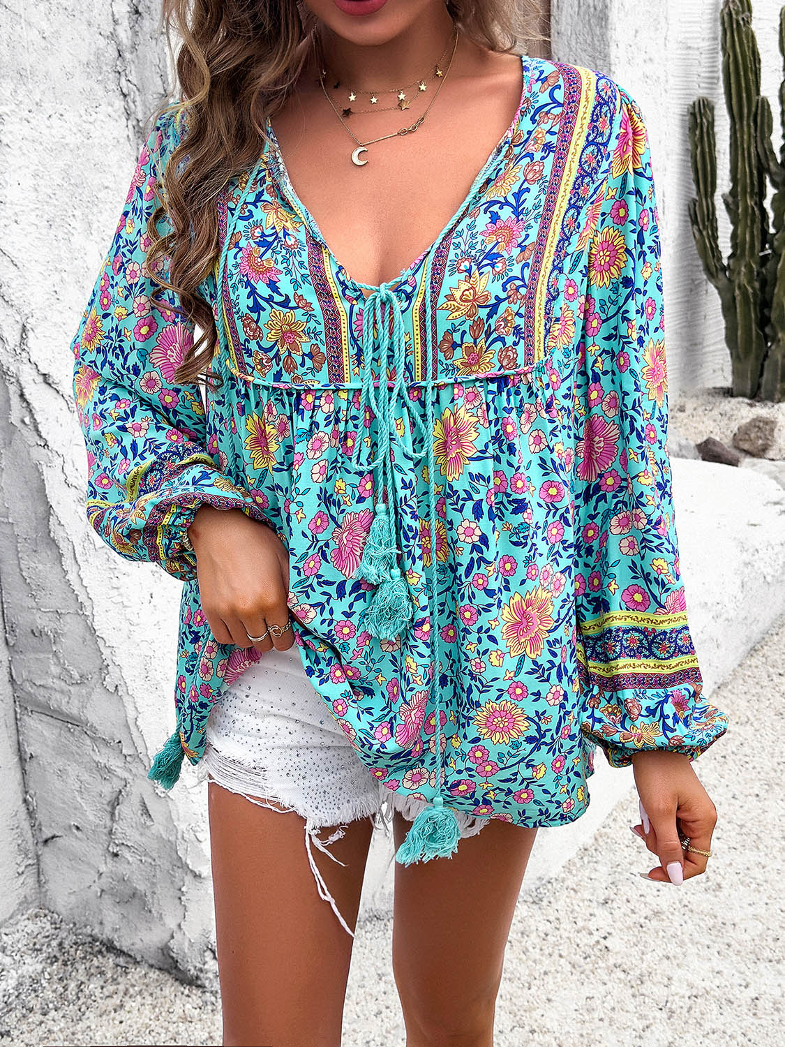 Blusa estampada de manga larga con cuello anudado