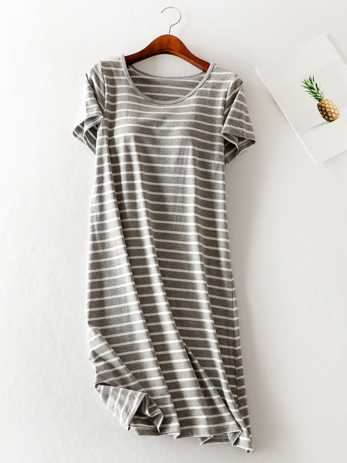 Vestido de manga corta con cuello redondo a rayas
