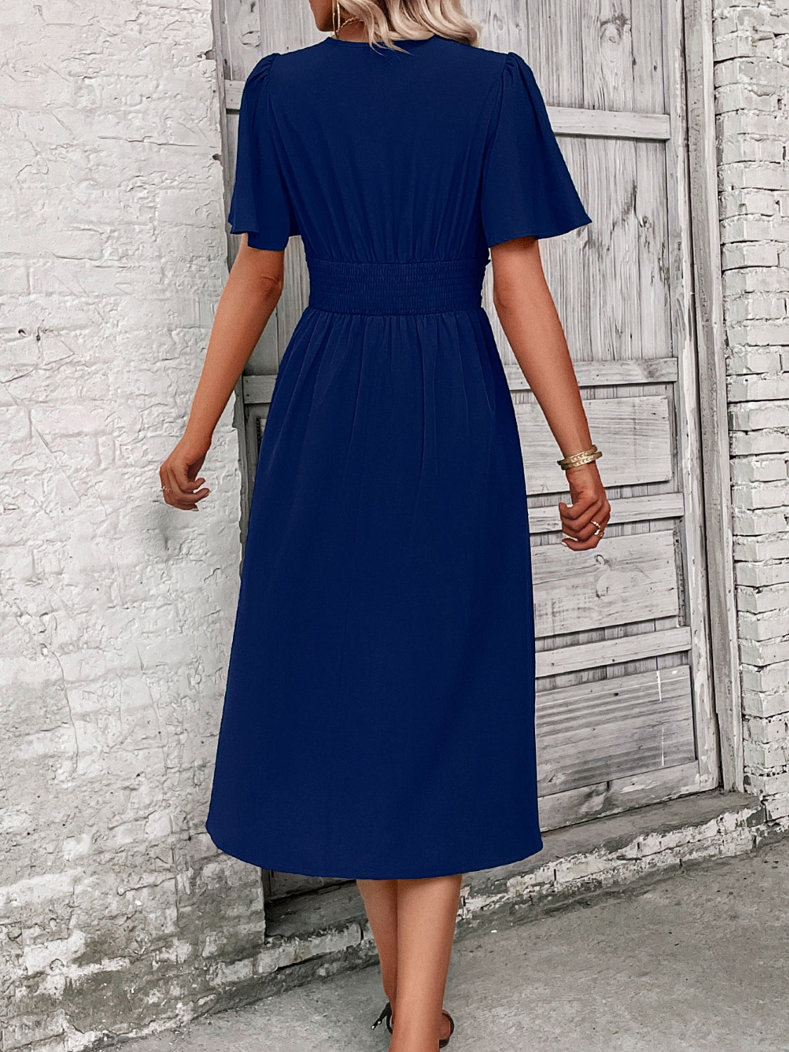Vestido midi con sobrepelliz y mangas acampanadas