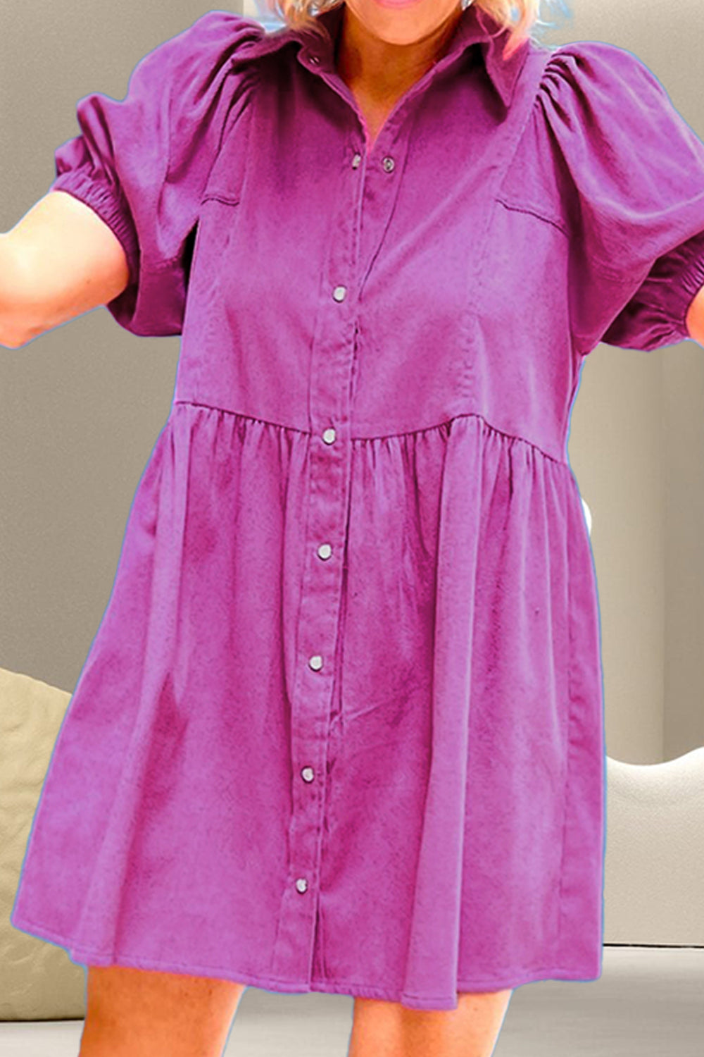 Minivestido de manga corta con botones a presión