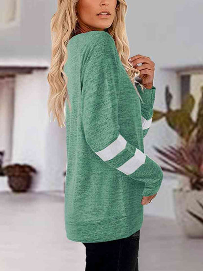 Camiseta con cuello en V y manga raglán