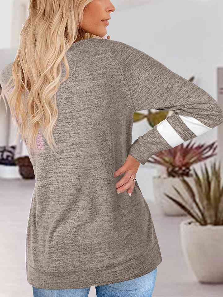 Camiseta con cuello en V y manga raglán