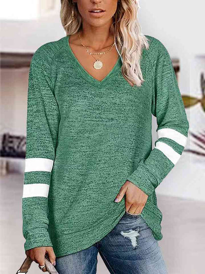 Camiseta con cuello en V y manga raglán