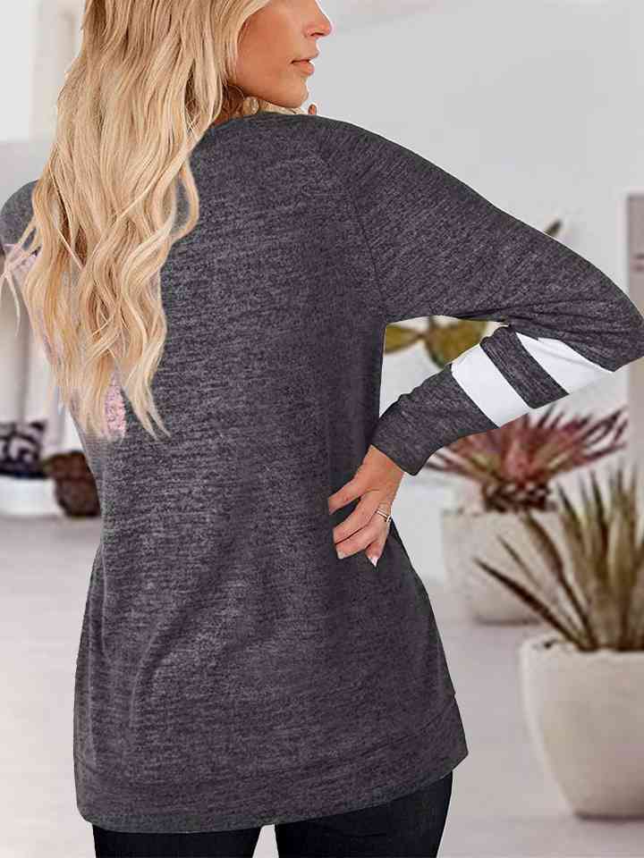 Camiseta con cuello en V y manga raglán