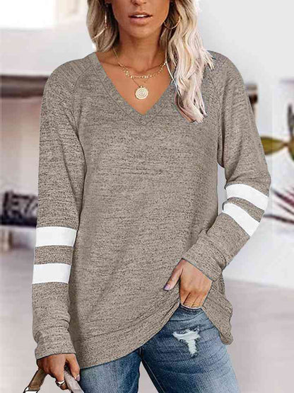 Camiseta con cuello en V y manga raglán