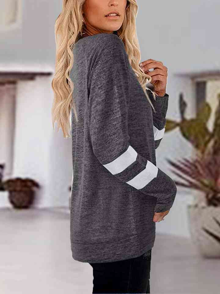Camiseta con cuello en V y manga raglán