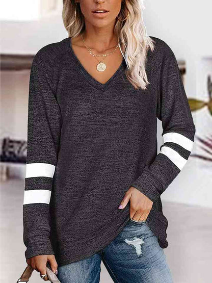 Camiseta con cuello en V y manga raglán